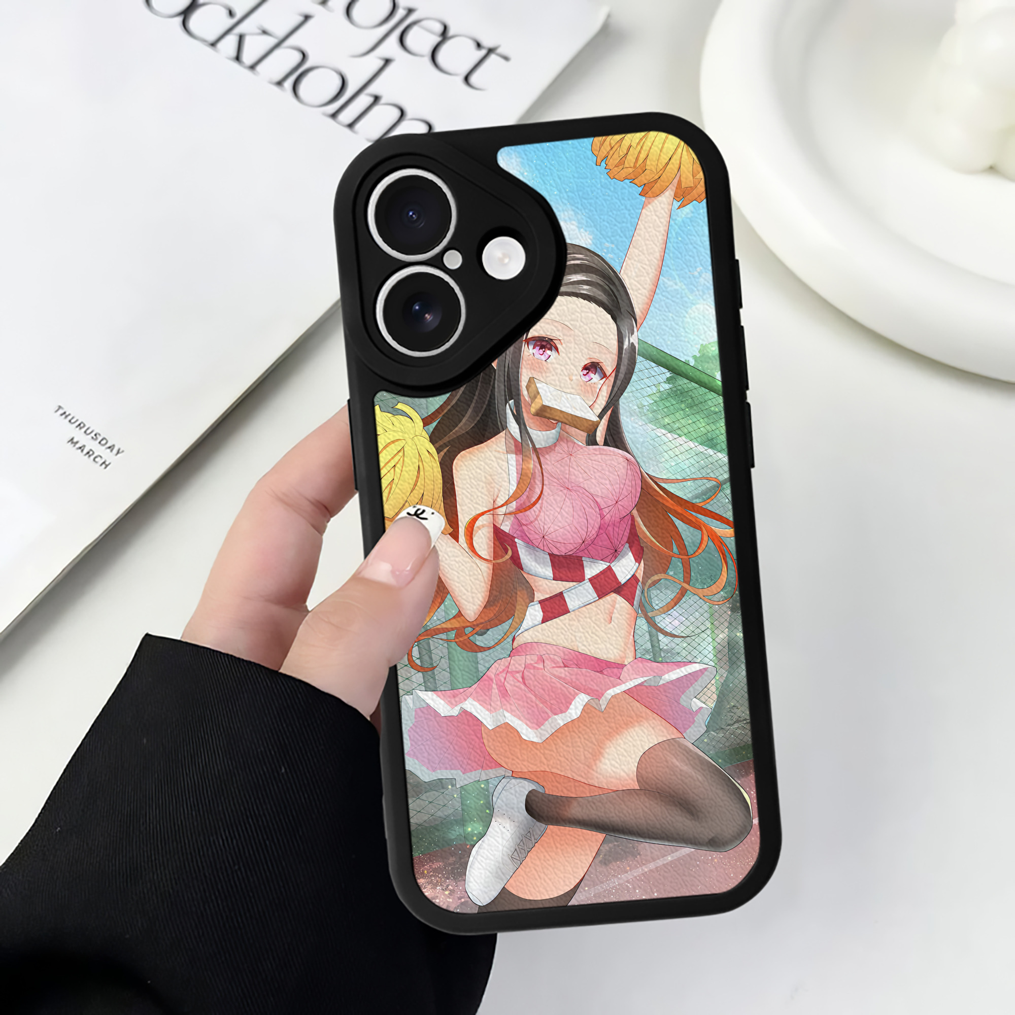 （画像用） 鬼滅の刃（きめつのやいば）竈門 禰󠄀豆子／かまど ねずこ Kamado Nezuko 【iPhone 16シリーズ対応】シリコンスマホケース（レザー調） 材質：シリコン